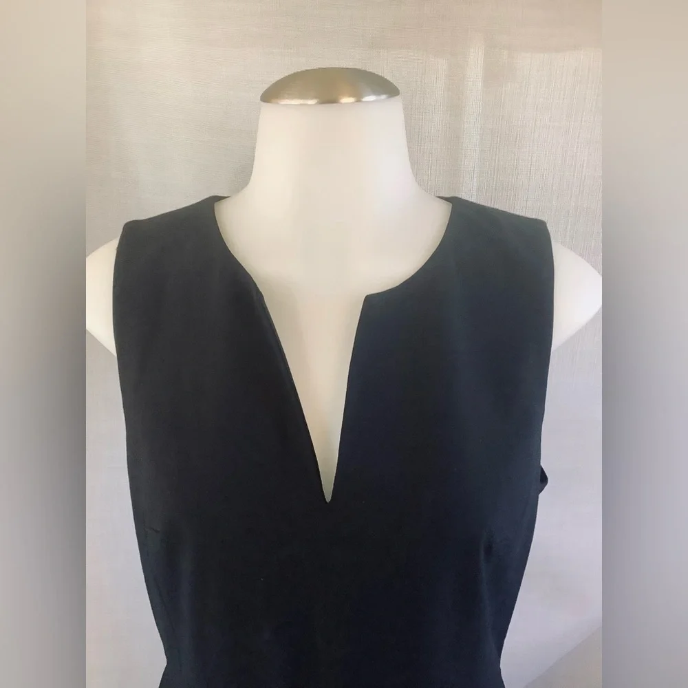 Size 4 Ann Taylor Sheath sleeveless V neck black dress shirt LBD - Picture 4 of 9